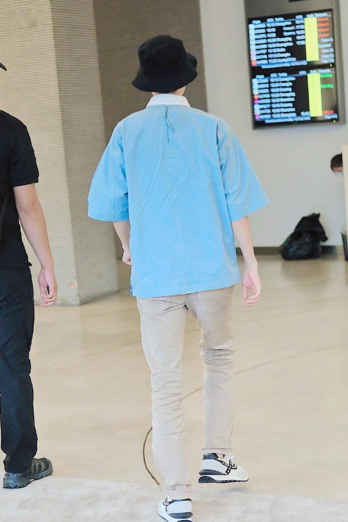王俊凯机场背影饭拍合集,即将21岁的他肩膀愈加宽厚