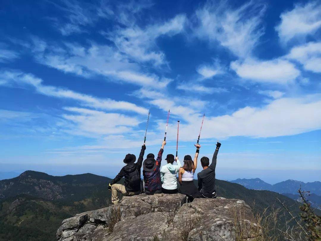 蓝天下户外勇者征途1056轻装徒步清凉峰环线登顶浙西之巅无限风光在