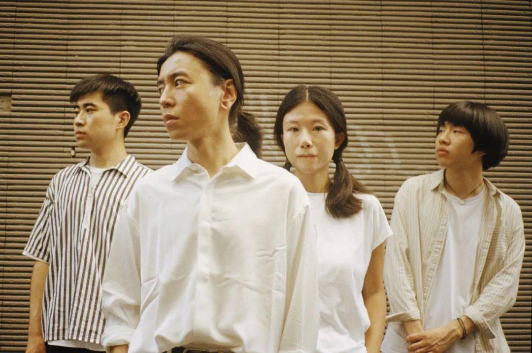 年发布的首张专辑《no romantics in china》作为乐队早期的风格练习