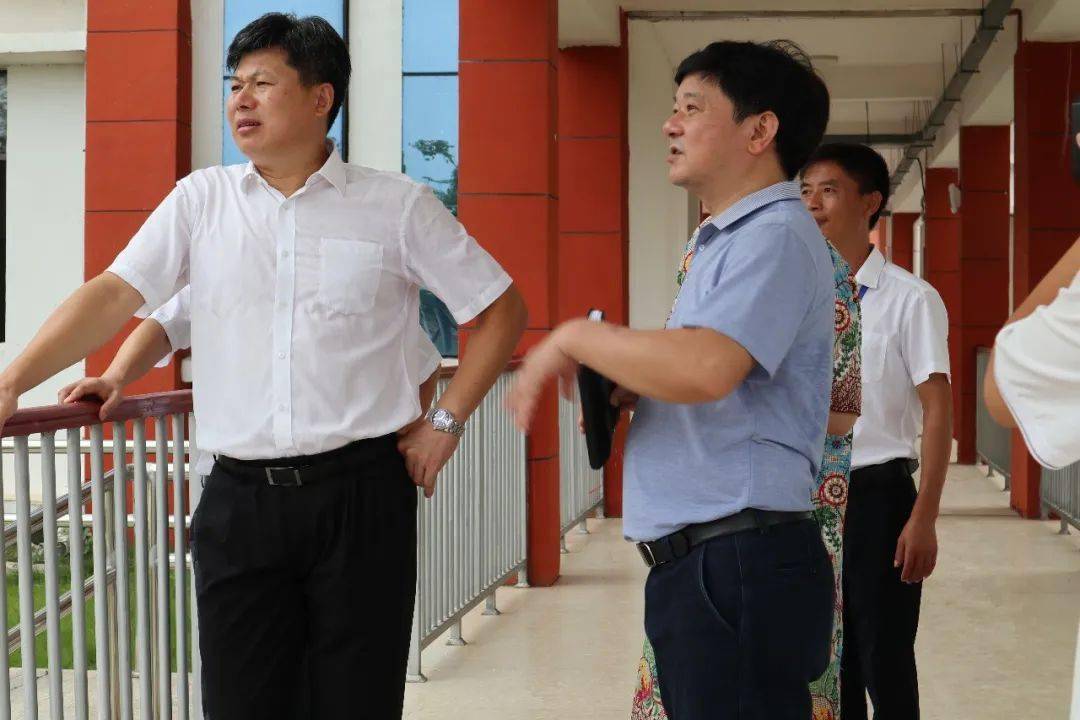 县委书记程新飞,副县长傅荣毛等领导给老师们带来节日的问候.