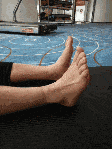 勾脚与踮脚的动作类似,但勾脚是在躺或卧的时候进行,脚背上不仅纵向由