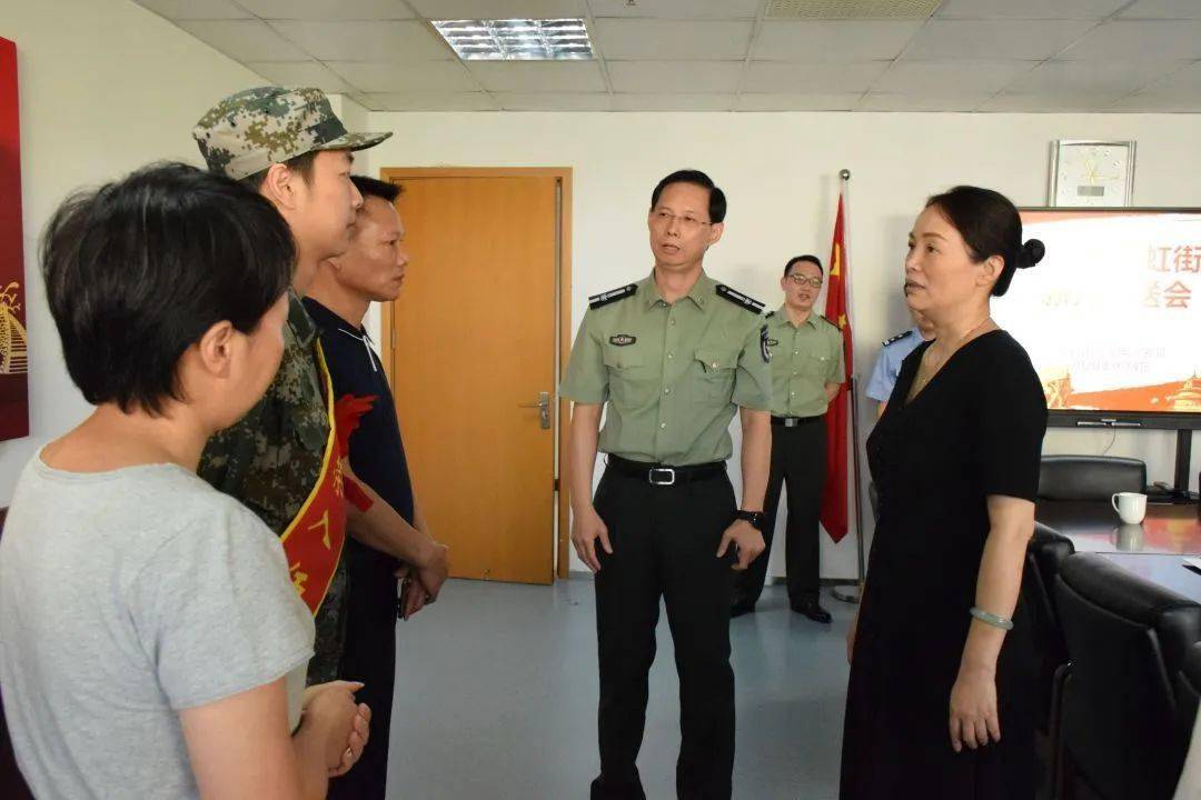 街道党工委副书记龚悦琦,街道党工委委员,武装部部长毕拥军,街道办事