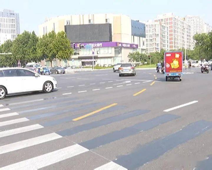 在许昌市区文峰路和八一路交叉口,交警正在对一些非机动车进行引导