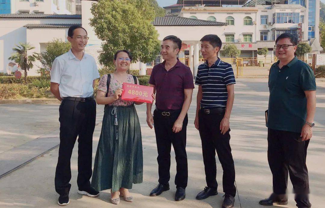 市政府副市长,市公安局局长彭秋兴到泗洲景新小学走访慰问.