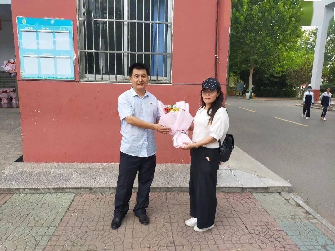 诗与鲜花传递最美的祝福周村区南郊中学开展系列活动庆祝教师节