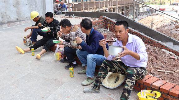 我们农民工都这样吃饭蹲地上坐路边吃快餐自带饭