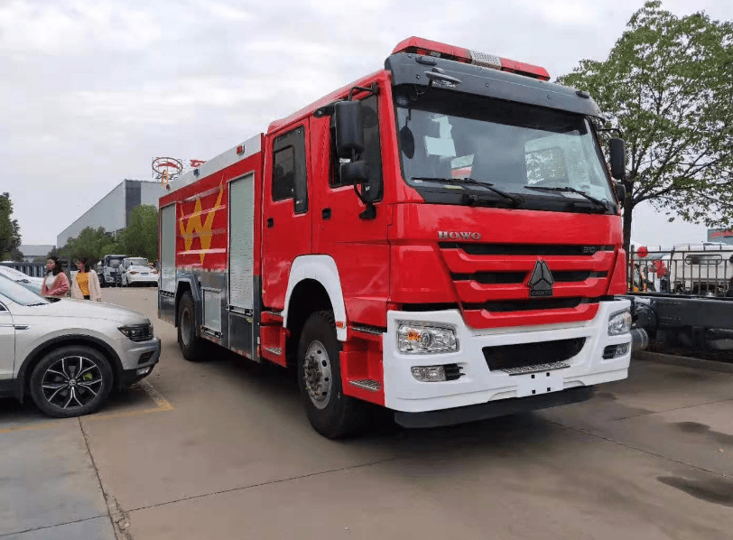 私家车占用消防通道,救护车强行开了过去,私家车主做法让人点赞