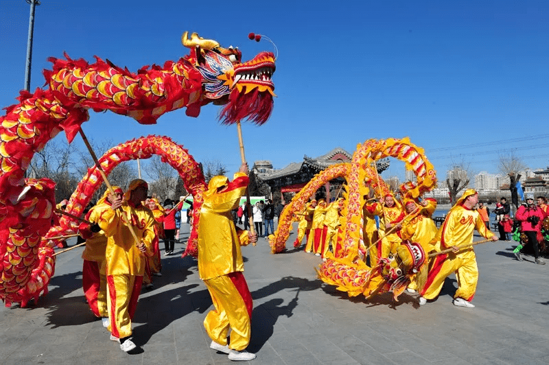 摆字龙灯舞狮子舞龙高跷会深受游客朋友们的喜爱小丑,活泼俏皮,大家