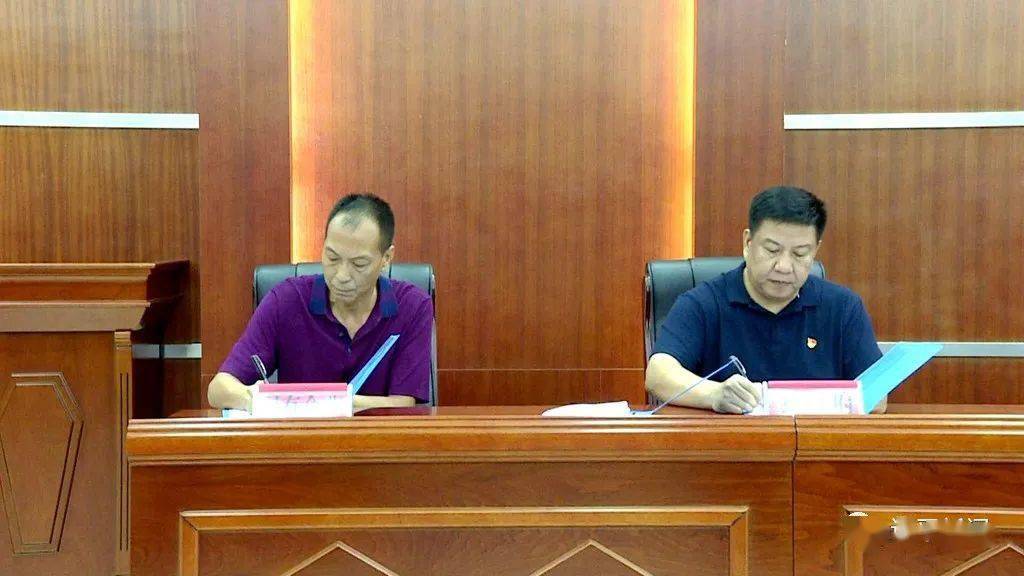 以及移交工作流程作解读说明,县委常委,常务副县长欧阳赞锋代表县政府