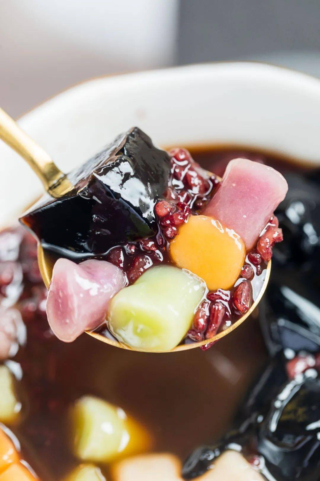 q弹的芋圆,绵密的红豆,爽滑的烧仙草,伴着醇厚的红糖气息,层次丰富,帮