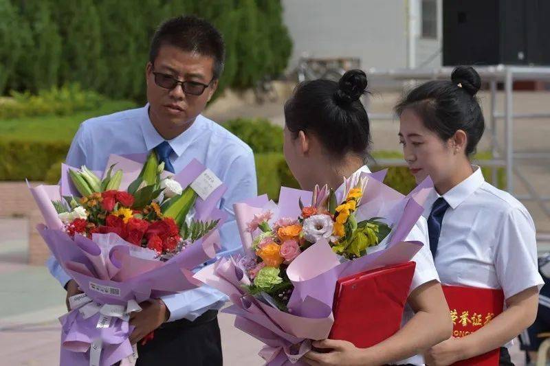 庄浪一中隆重举行庆祝第36个教师节暨表彰奖励大会