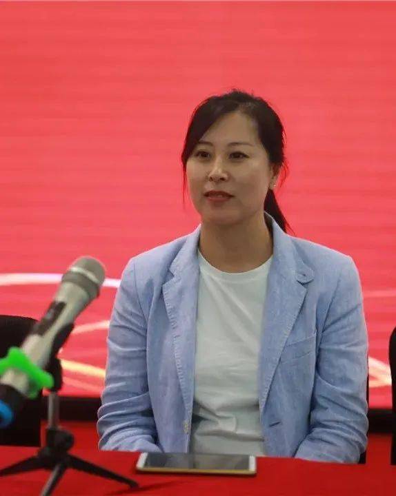 李梅副校长代表学校对实习教师的到来表示热烈的欢迎,希望他们严格