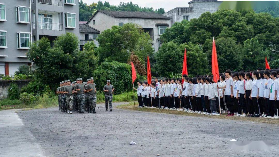 南部二中学德仁校区操场上呼号声震天