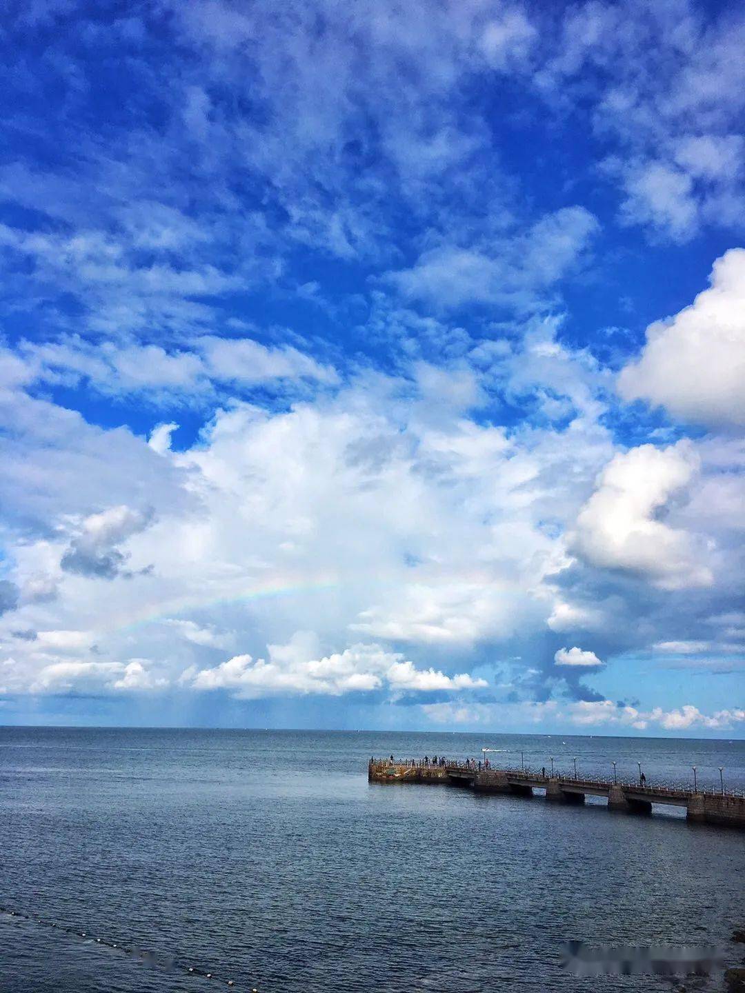 藍天白雲下再出現海上彩虹這個清晨美的很像畫