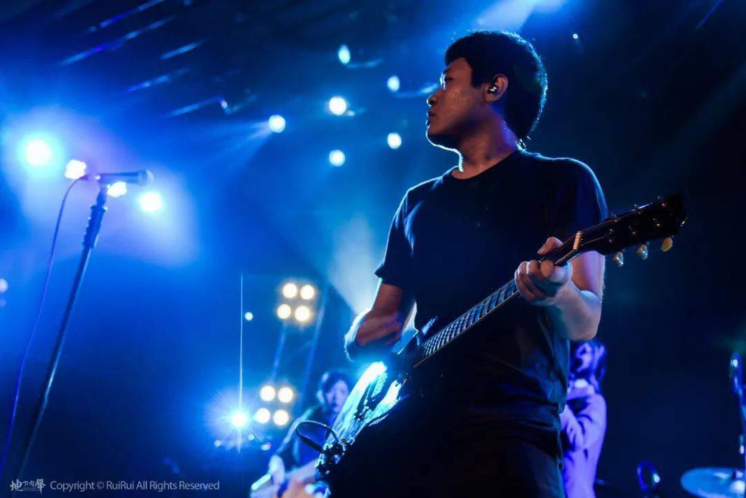 余,时不时的诗歌朗诵和清唱……无一不在体现着海朋森乐队的与众不同