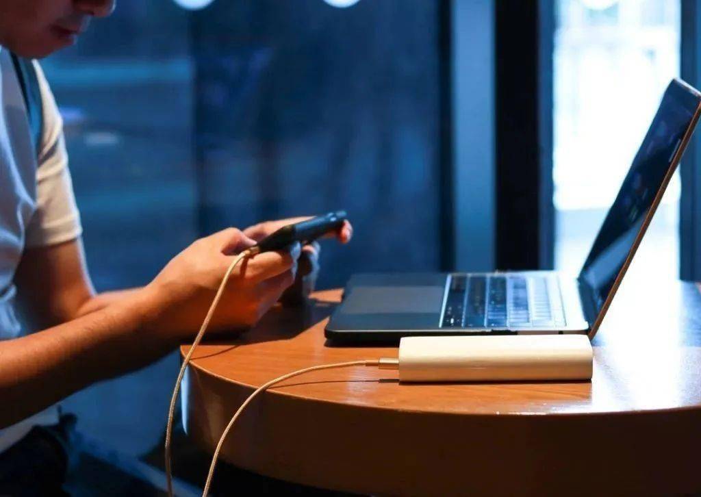 睡觉时手机放多远没辐射?边充电边玩,辐射更大?终于有答案了!