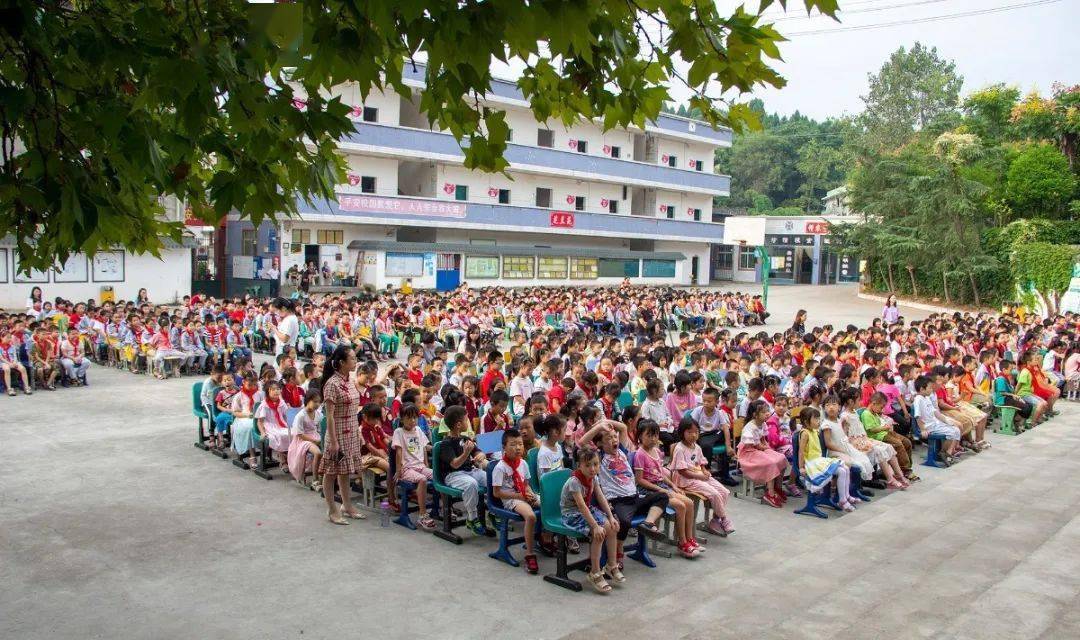 走进新时代踏上新征程会龙镇小召开2020年秋安全知识培训暨开学典礼