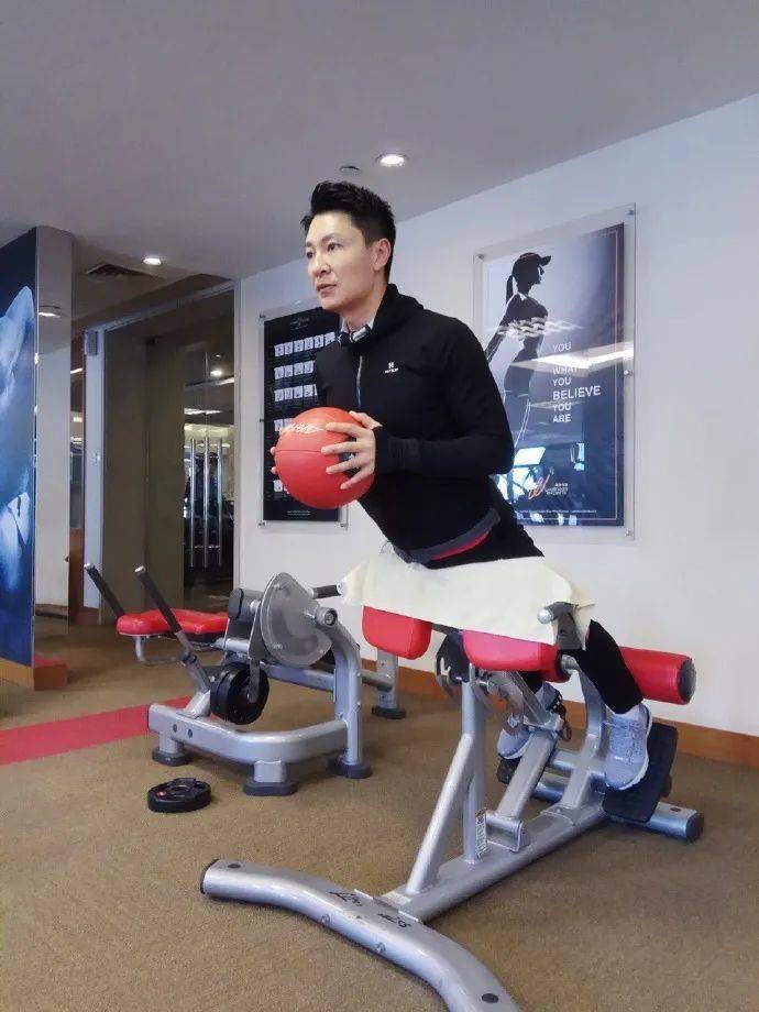 44岁李宗翰袒露上半身秀身材翻车,肚子上赘肉成堆,辣眼睛?