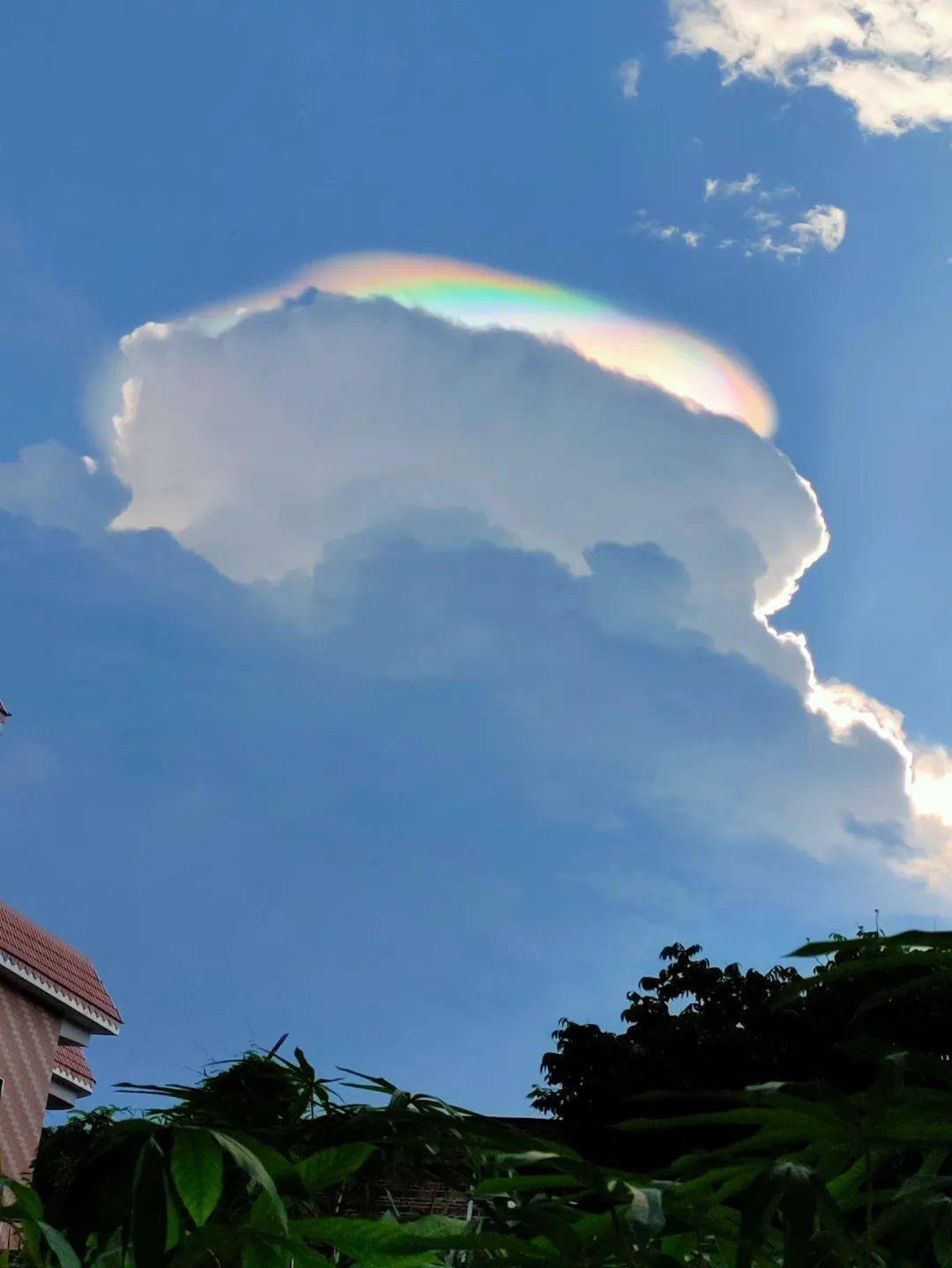 云浮前锋天空出现七彩祥云老人都话没见过