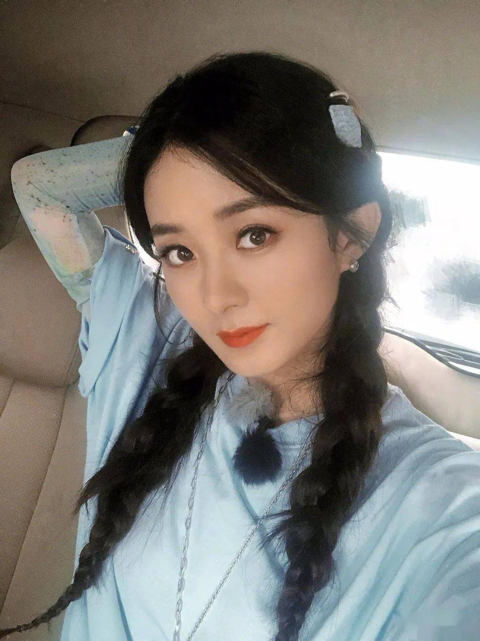 赵丽颖晒自拍 扎双麻花辫俏皮减龄