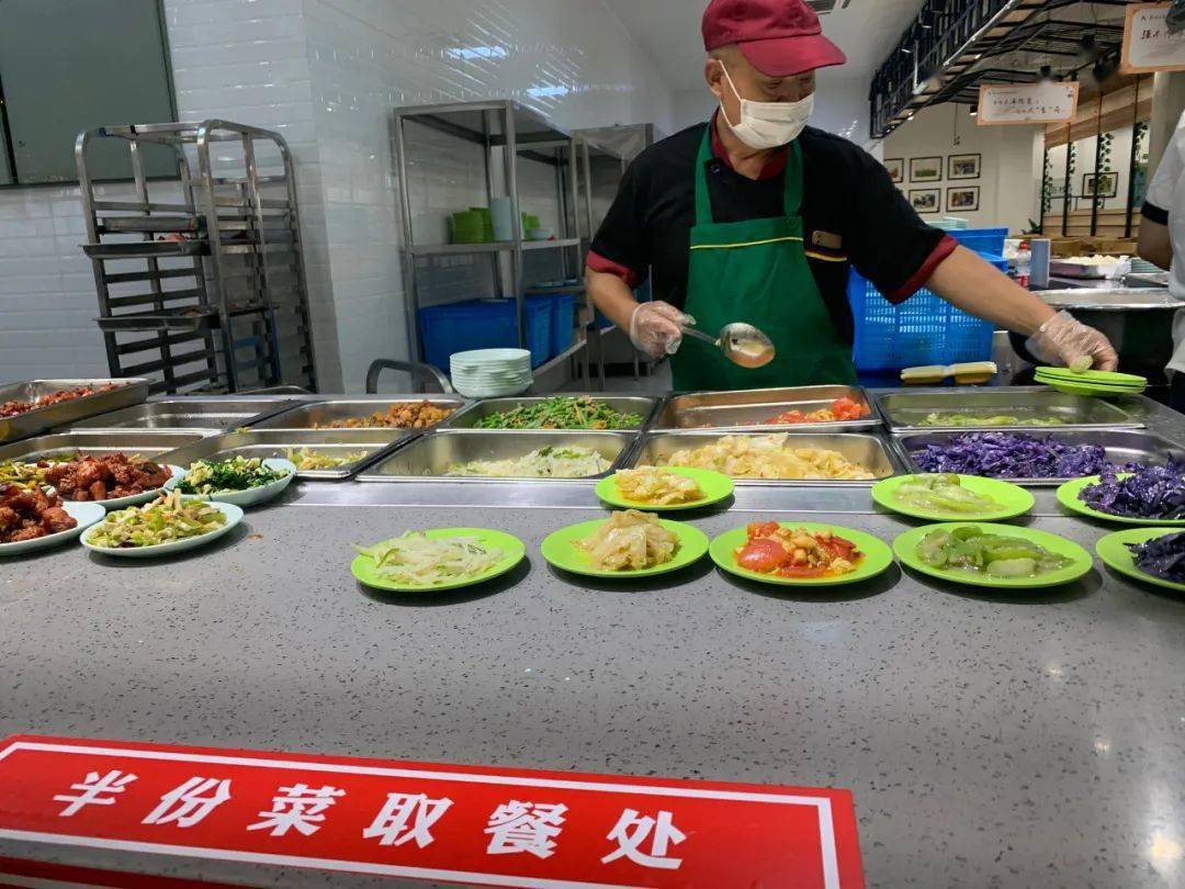 鼓励学生减少餐饮浪费半份菜取餐处常州大学食堂专门设置了近日