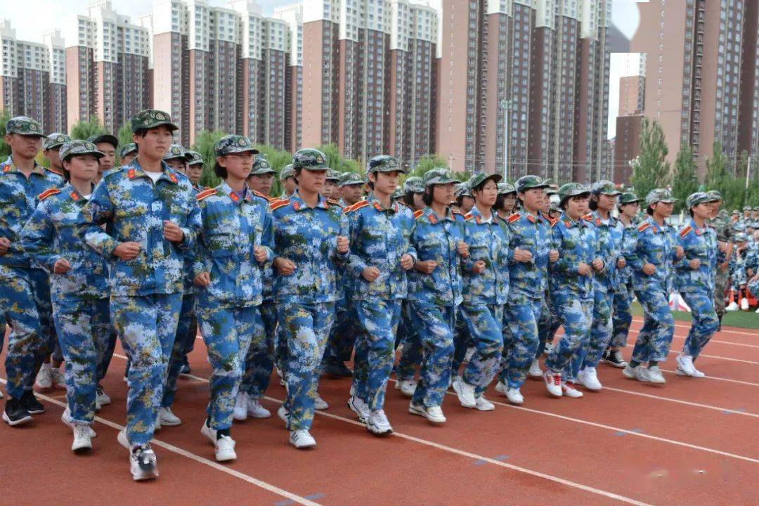 丰宁一中举行2020级新生军训汇报表演