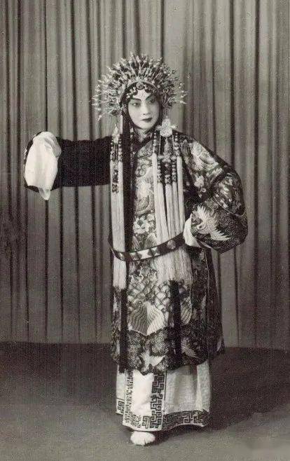 《宇宙锋》 梅兰芳 饰 赵艳容美,是"亮相"动作的最高要求.