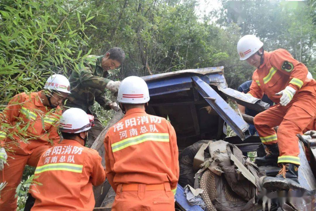 河南洛阳铲车侧翻坠入十米山沟消防员翻山越岭紧急救援