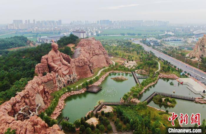 航拍江西余干县冕山公园吴芮雕像气势宏伟