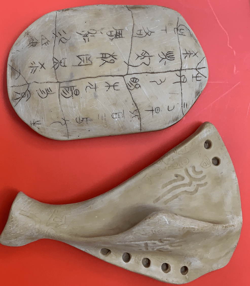 最早是象形文字,许慎在《说文解字》中说,"象形者,画成其物,随体诘诎