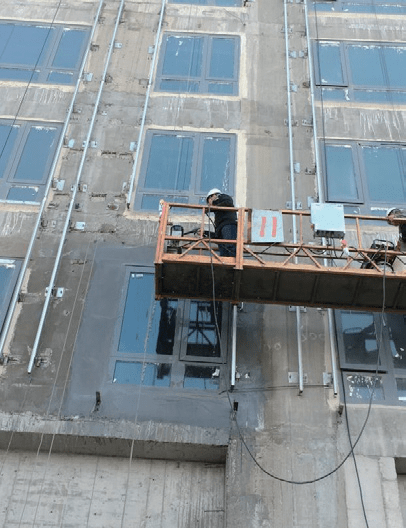 图6 现场淋水试验● 单元式玻璃幕墙系统本系统为闭腔横滑系统,最大