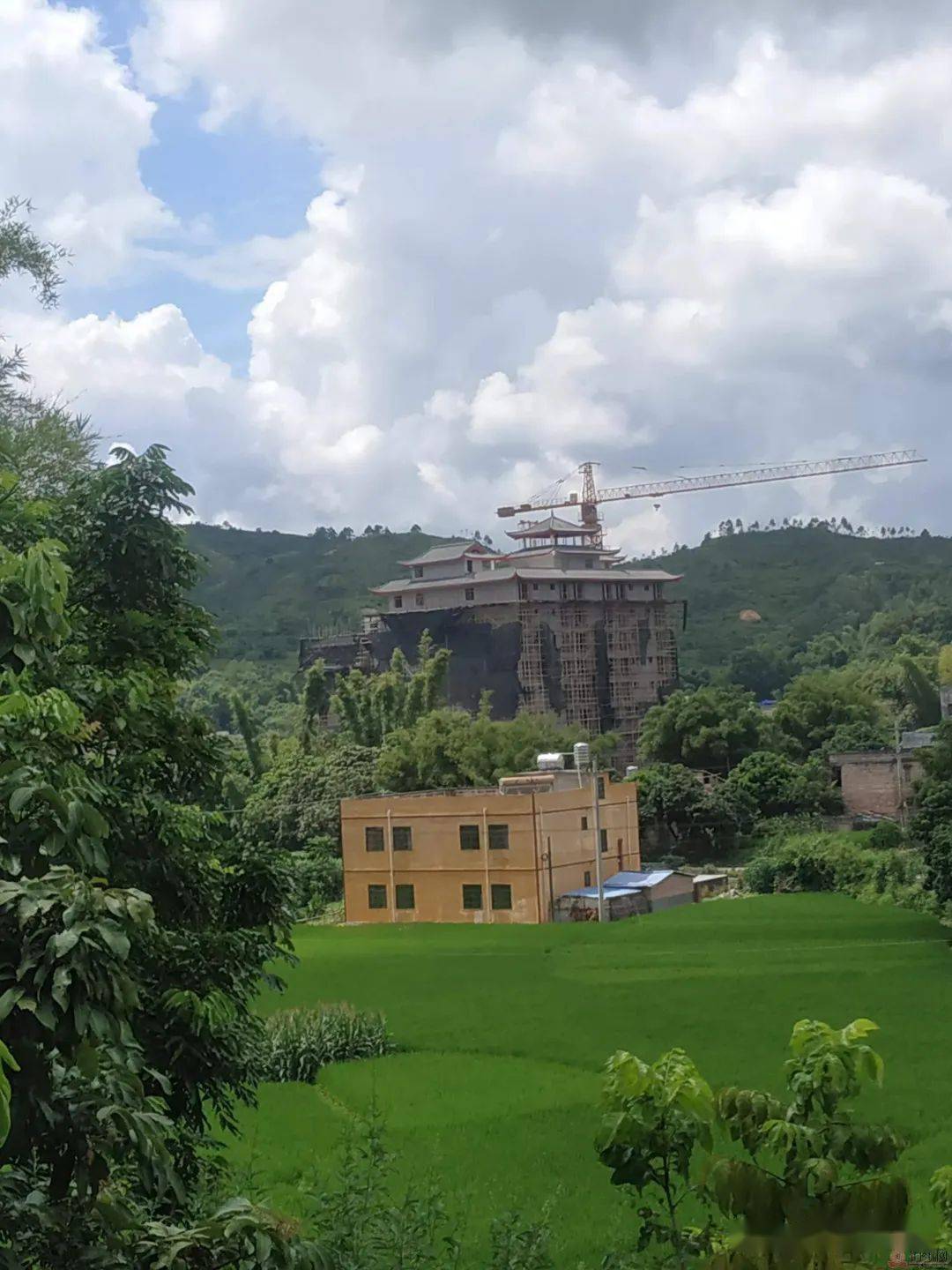 上里的云天宫?北流上里乡镇的乡村上建房子用到塔吊的实属罕见
