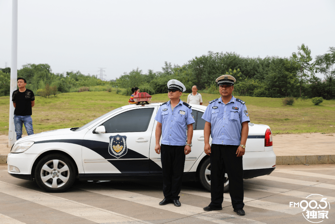 湖南高速交警,路政全程護送,並對重要節點進行交通管制.