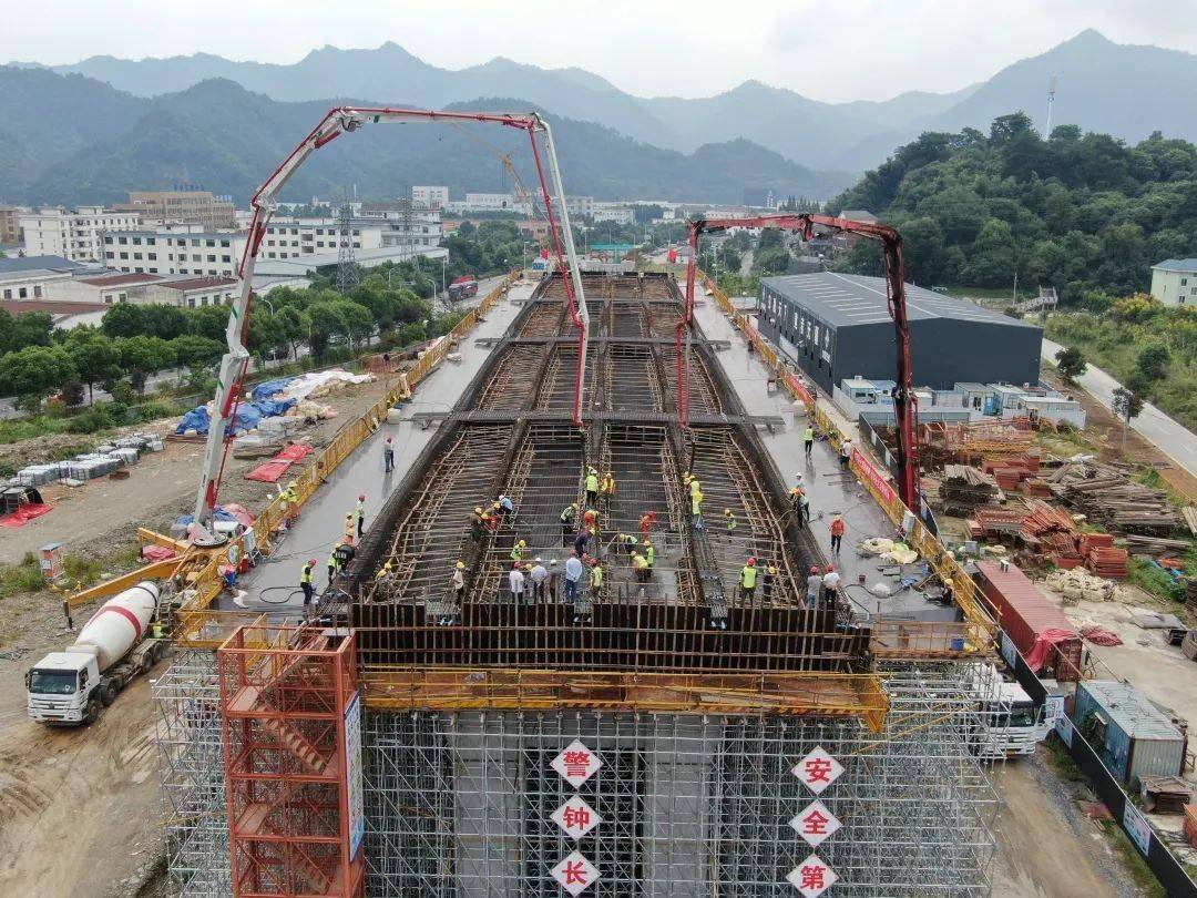 205国道(开化段)园区特大桥首联现浇箱梁成功浇筑