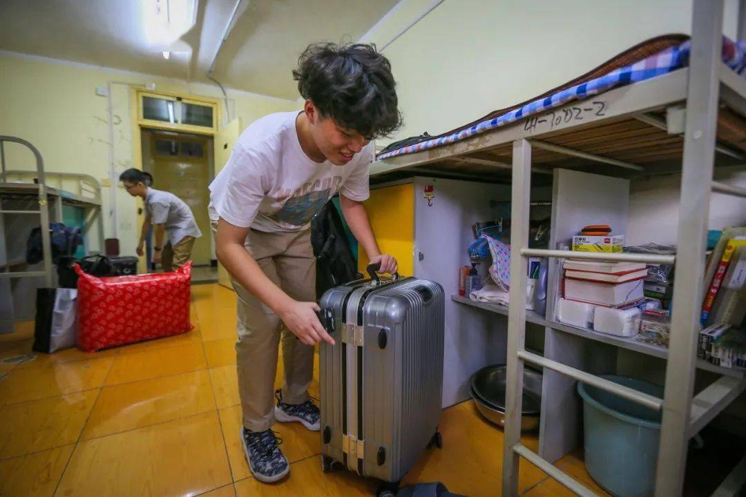 你好新同学松江大学城迎来首批2020级新生