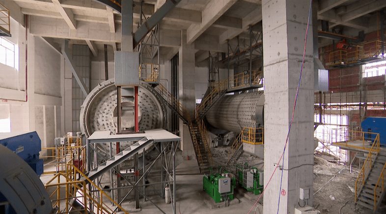 企业水泥粉磨车间内轰鸣声隆隆,两台4.2米×11.