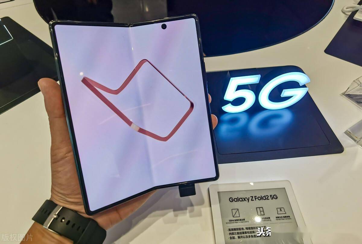 三星galaxy z fold2 5g折叠屏手机亮相,来尝鲜_机型