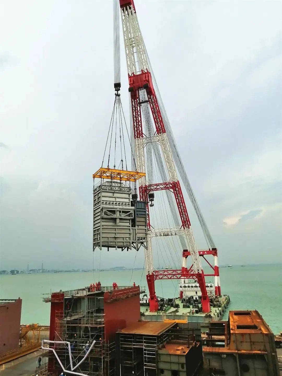 文冲修造完成超大型集装箱船麦金内克桥脱硫塔吊装