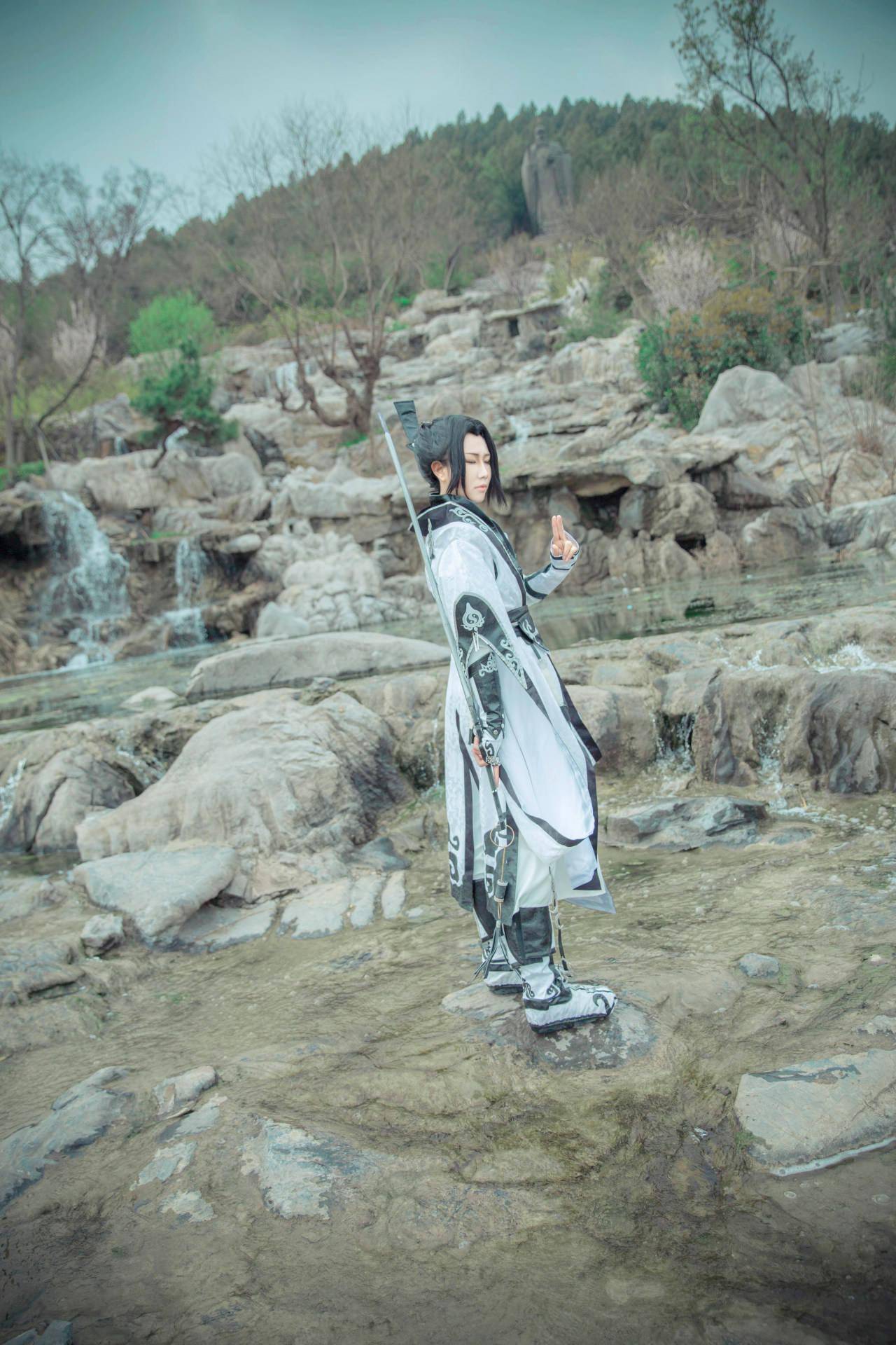 只问真君何处有,不向江湖寻剑仙.