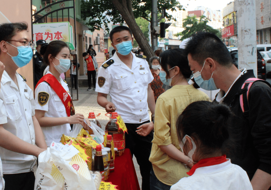 孙仕龙,青岛长途汽车站值班主任,2019年开始负责车站商贸业务,他在