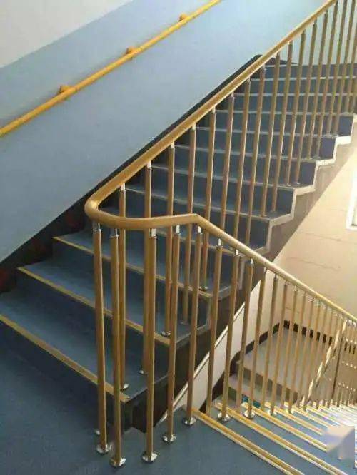 宽度,踏步,地面材质,扶手形式等方面方便行动及视觉障碍者使用的楼梯
