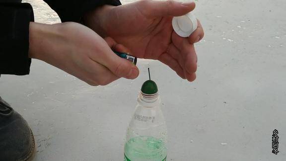 春节放鞭炮没想到威力这么大一个小地雷矿泉水瓶直接被炸碎
