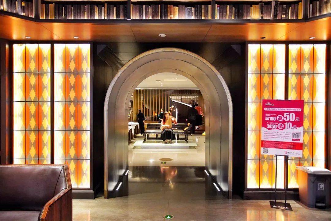 红公馆夫子庙店,位于瞻园路方向进来的夫子庙牌坊旁边