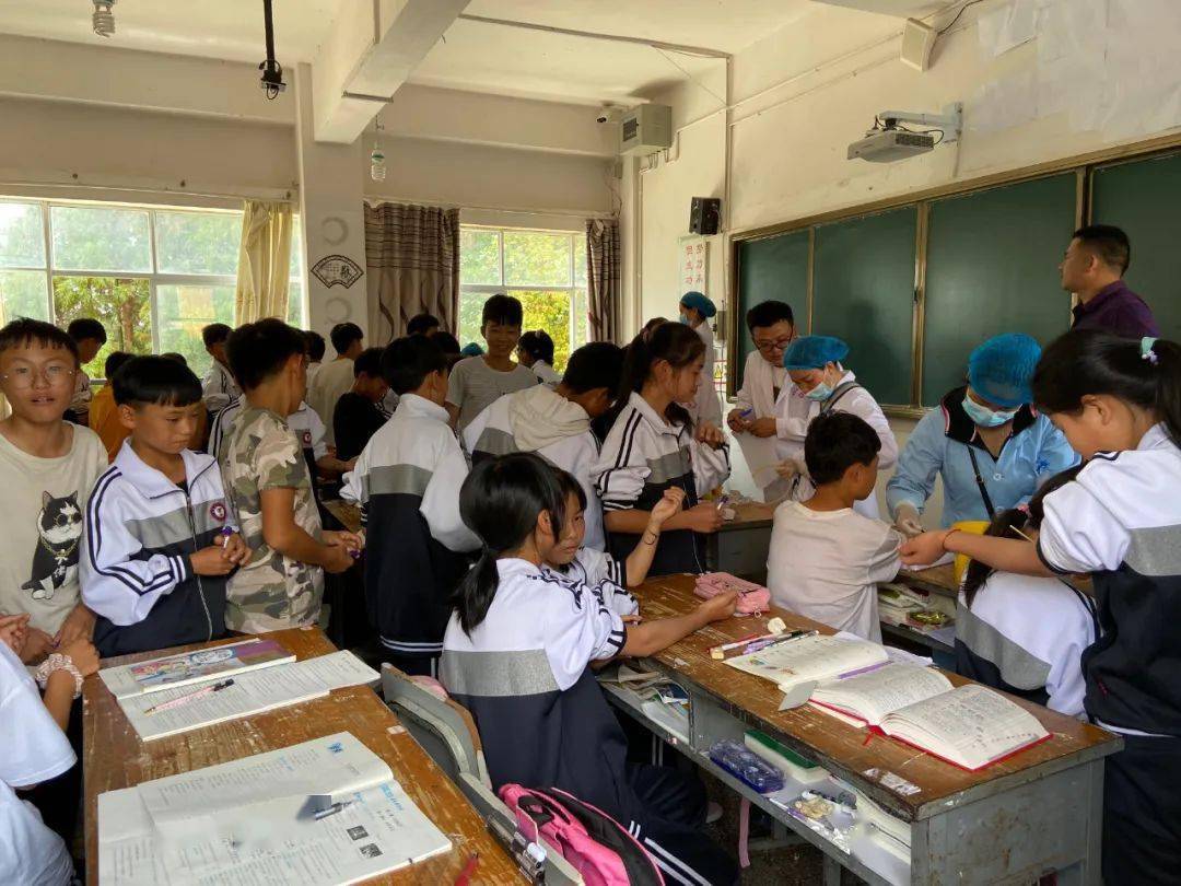 师宗县彩云卫生院至彩云中学开展结核筛查工作