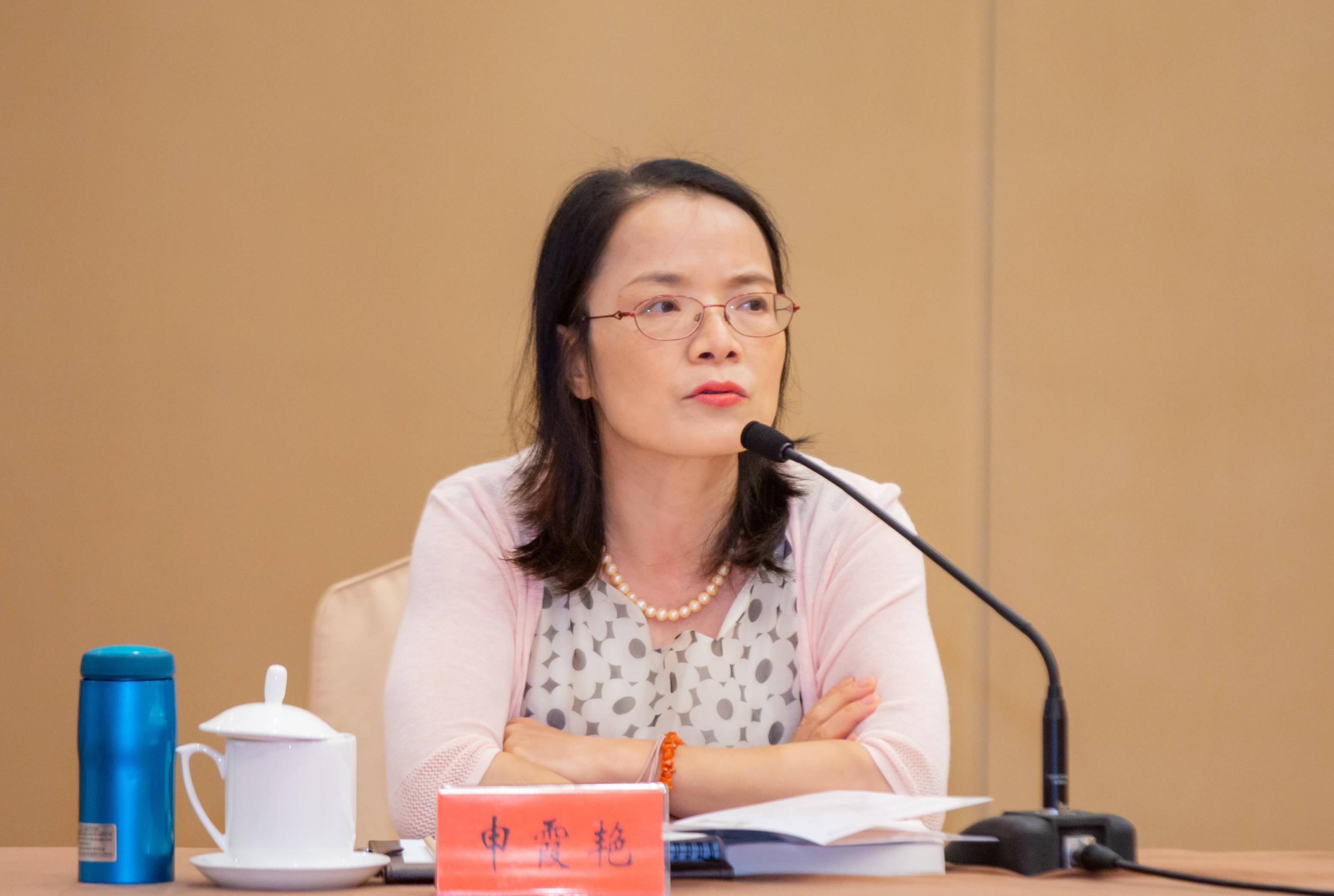 她以作家石一枫《世间再无陈金芳》和薛忆沩《空巢》为例谈到,两部