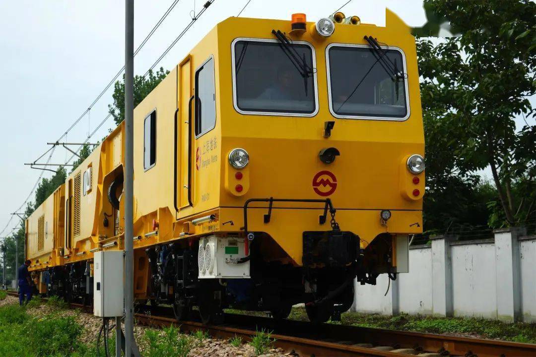 它们分别是钢轨打磨车与钢轨铣磨车,如今正充分发挥着各自的技术优势