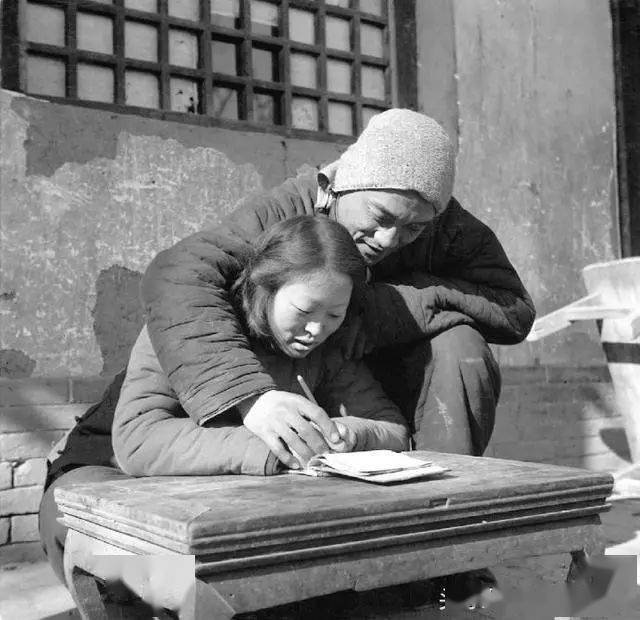 摄影故事50年代新中国全民扫盲运动老照片知识就是力量