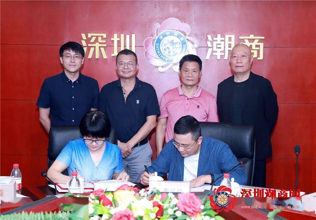 有限公司董事长李觉群(右)汕头市富苑饮食有限公司董事长吴镇城(左)