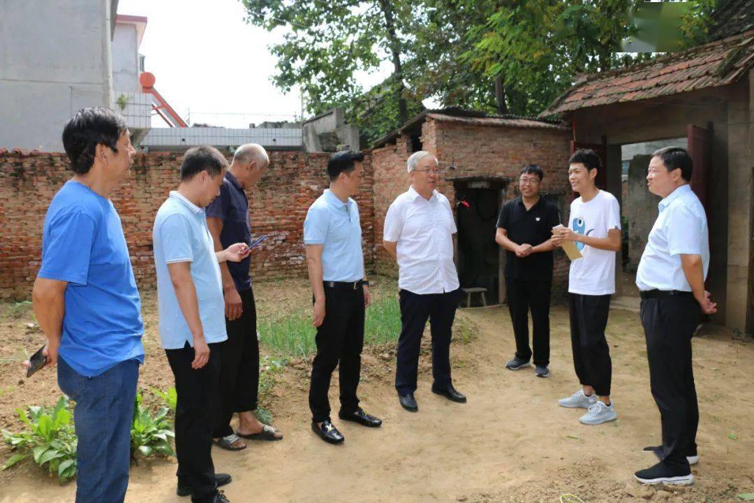 副县长乔东涛,县慈善协会会长肖根胜一行此行的另一