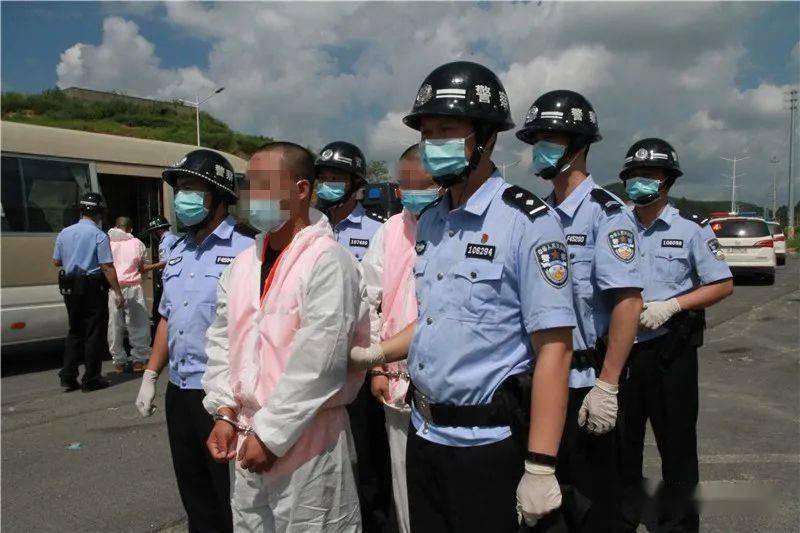 当街打人,抢劫,威胁要将人活埋…10名犯罪嫌疑人被押解指认现场